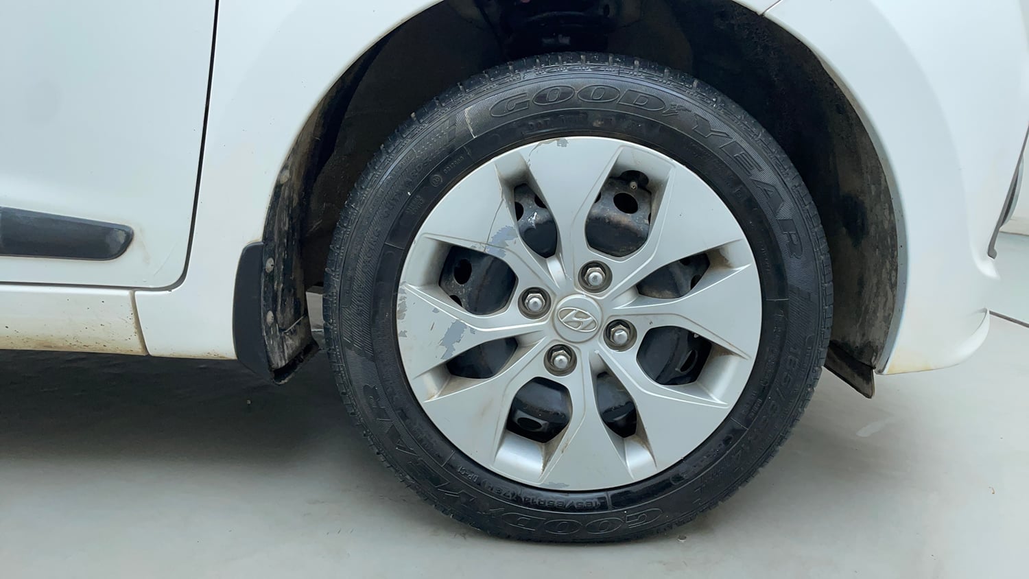 Used 2016 Hyundai Xcent S 1.2 Petrol Manual tyres RIGHT FRONT TYRE RIM VIEW