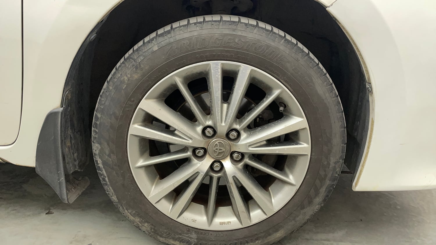 Used 2015 Toyota Corolla Altis VL AT Petrol Petrol Automatic tyres RIGHT FRONT TYRE RIM VIEW