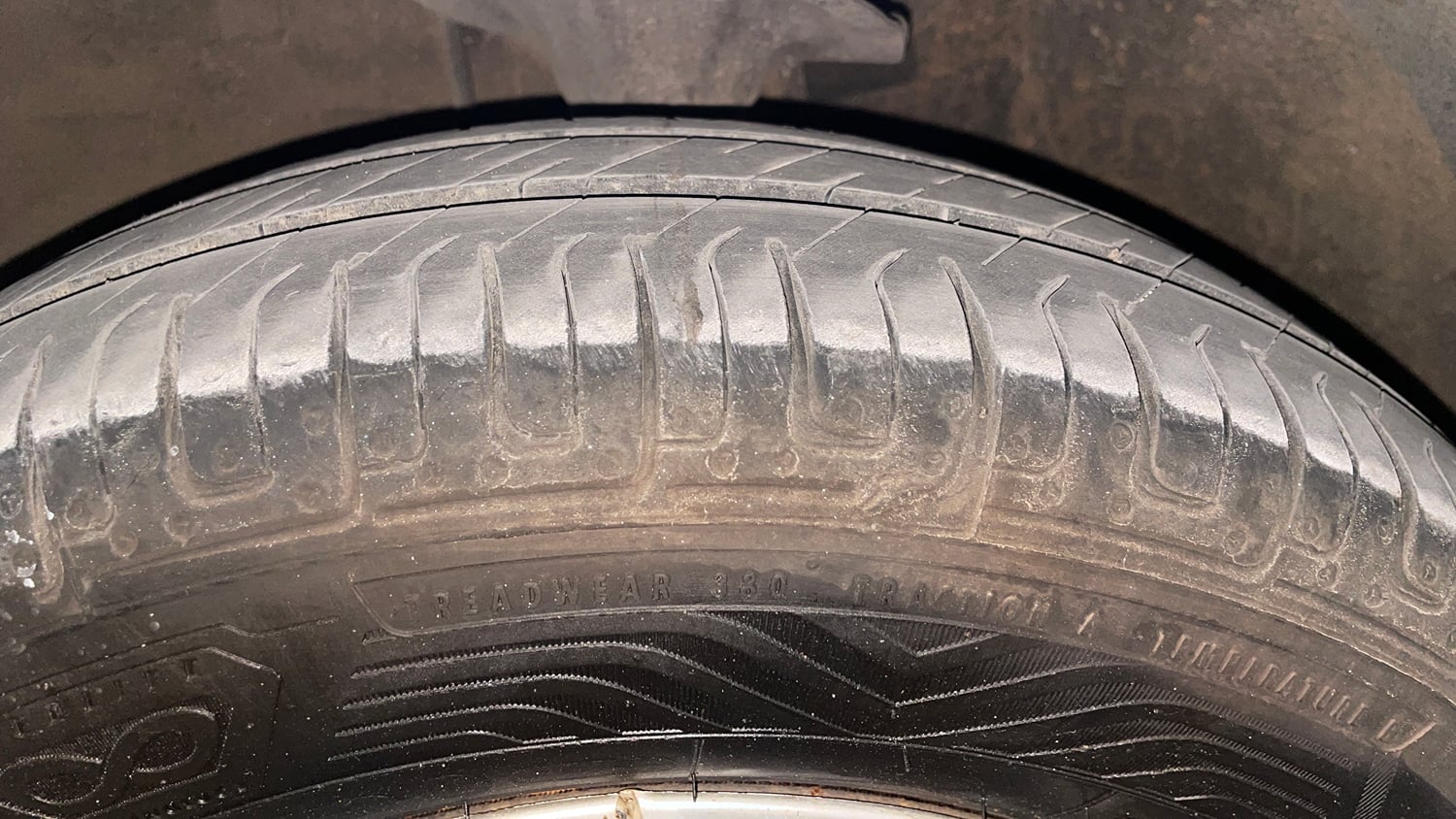 Used 2014 Hyundai i10 Sportz 1.1 iRDE2 Petrol Manual tyres LEFT FRONT TYRE TREAD VIEW