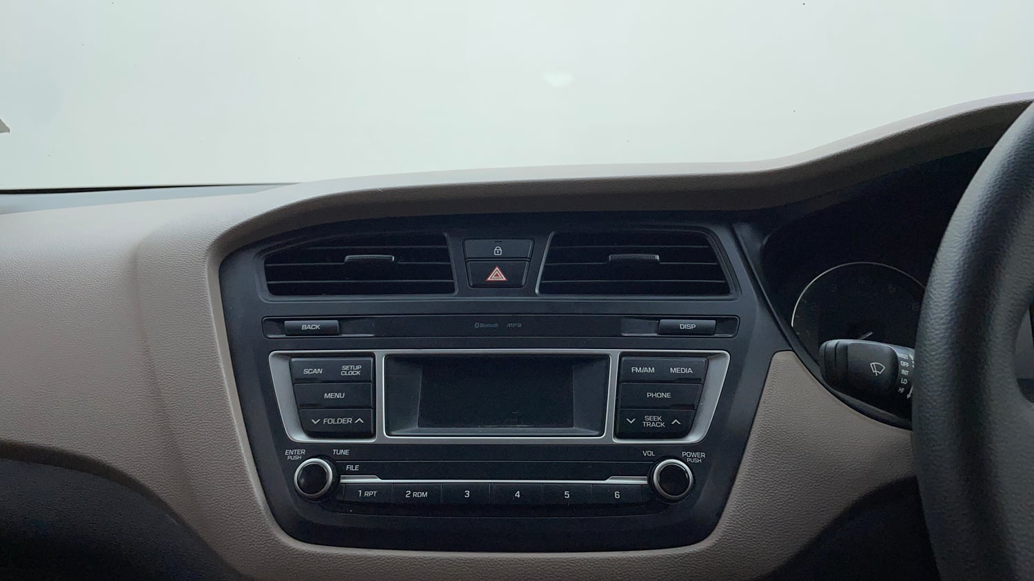 Used 2015 Hyundai Elite i20 Magna 1.2 Petrol Manual top_features Integrated (in-dash) music system