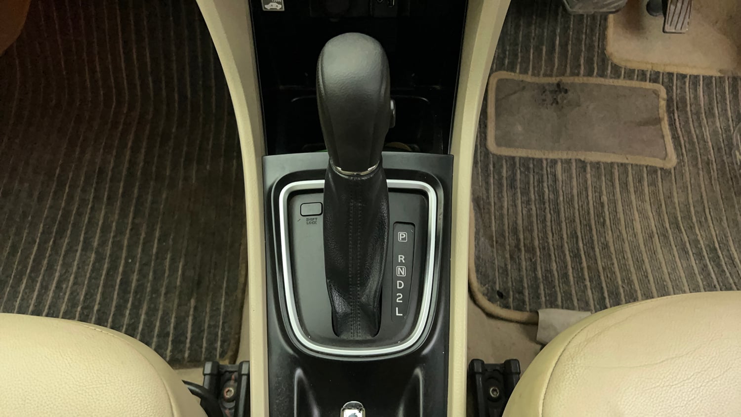 Used 2016 Maruti Suzuki Ciaz ZXi  AT Petrol Automatic interior GEAR  KNOB VIEW