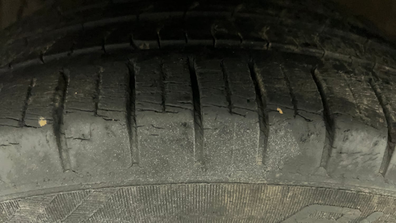 Used 2016 Maruti Suzuki Ciaz ZXi  AT Petrol Automatic tyres LEFT FRONT TYRE TREAD VIEW