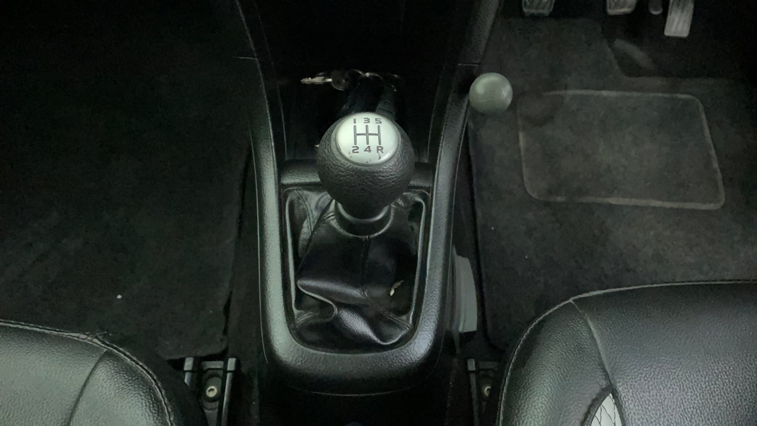 Used 2015 Maruti Suzuki Swift ZXi Petrol Manual interior GEAR  KNOB VIEW