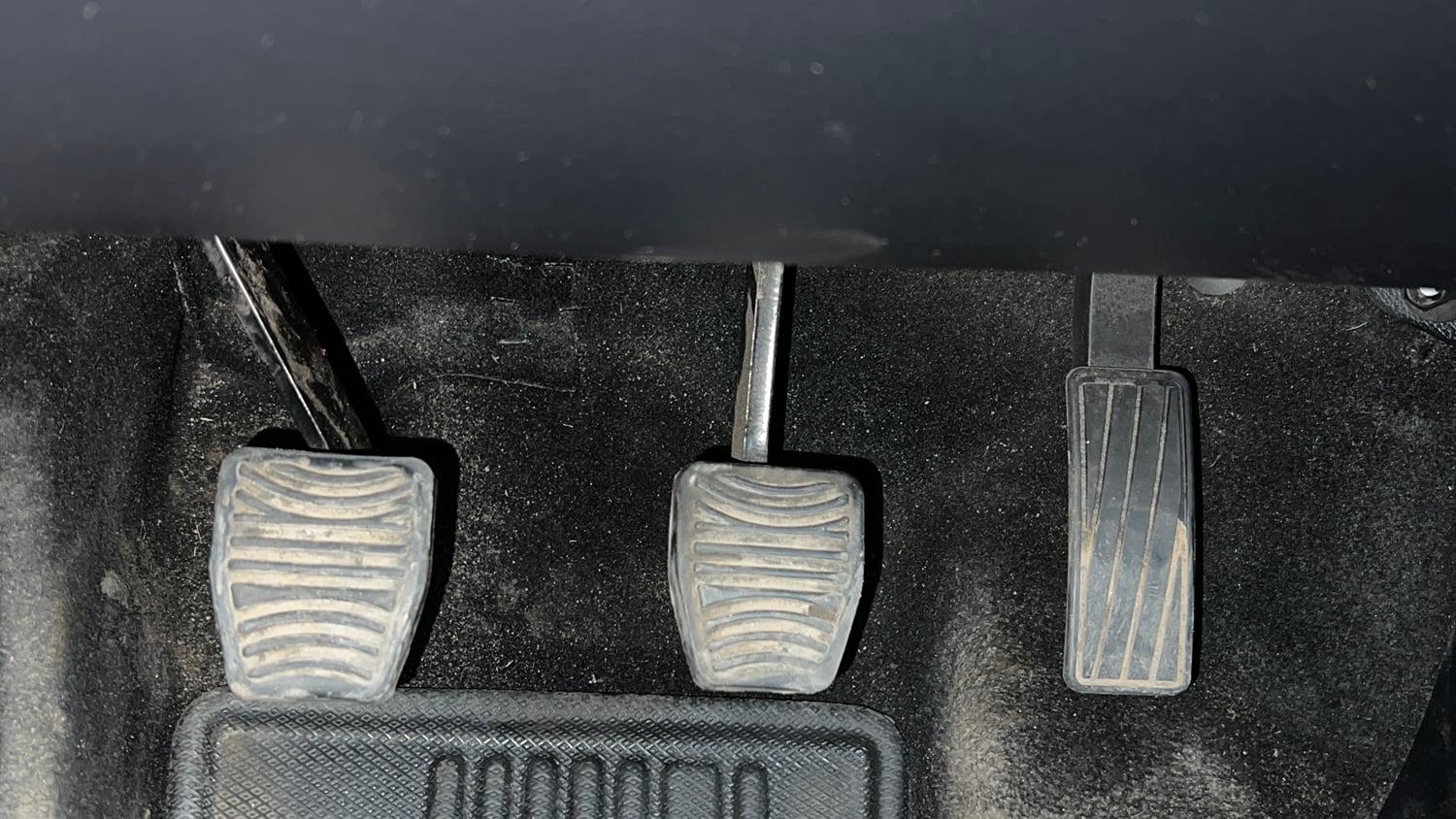 Used 2022 Mahindra XUV700 MX Petrol MT 5 STR Petrol Manual interior PEDALS VIEW