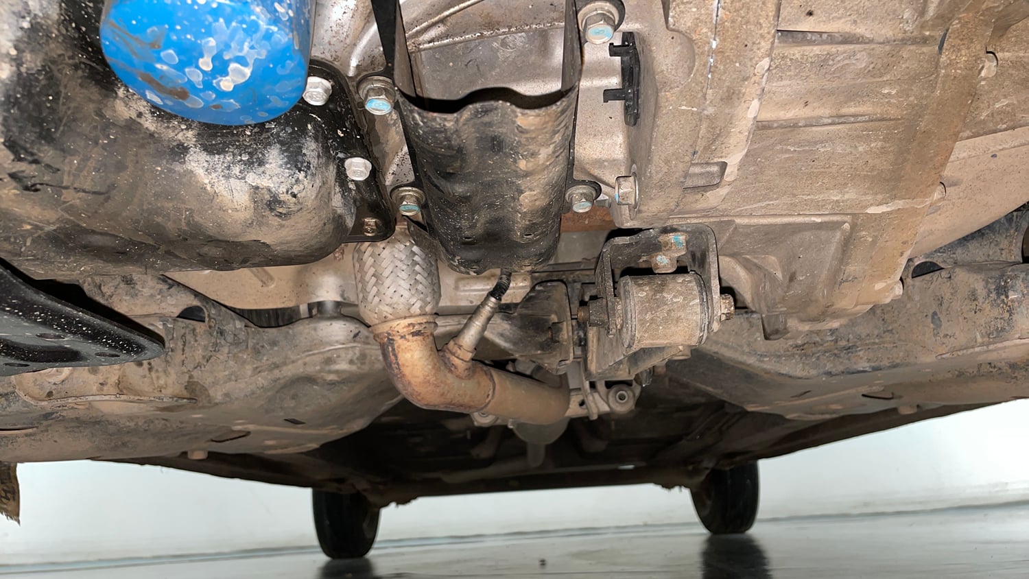 Used 2013 Hyundai i10 Sportz 1.2 Kappa2 Petrol Manual extra FRONT LEFT UNDERBODY VIEW