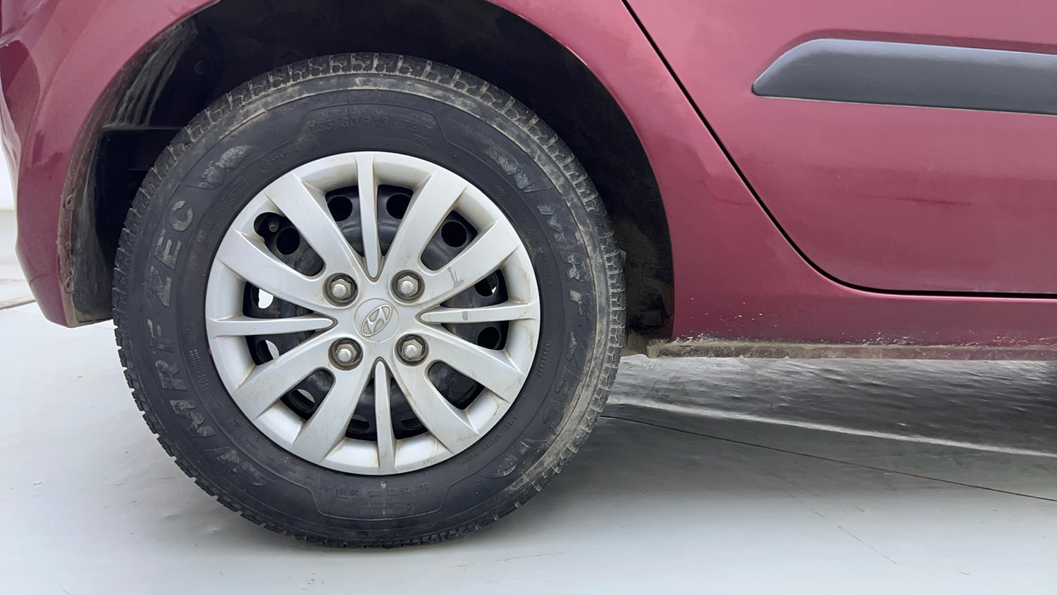 Used 2015 Hyundai i10 Sportz 1.1 iRDE2 Petrol Manual tyres RIGHT REAR TYRE RIM VIEW