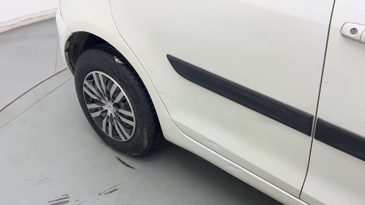 Used 2013 Maruti Suzuki Swift VXI CNG (Outside Fitted) Cng Manual dents MINOR DENT