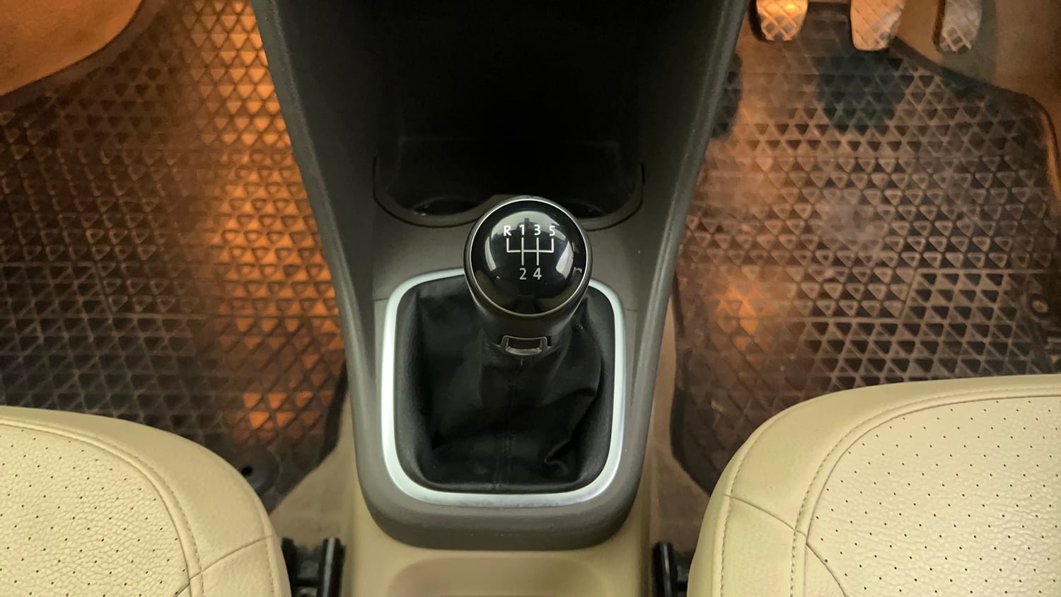 Used 2019 Volkswagen Vento Highline 1.6 (P) Petrol Manual interior GEAR  KNOB VIEW