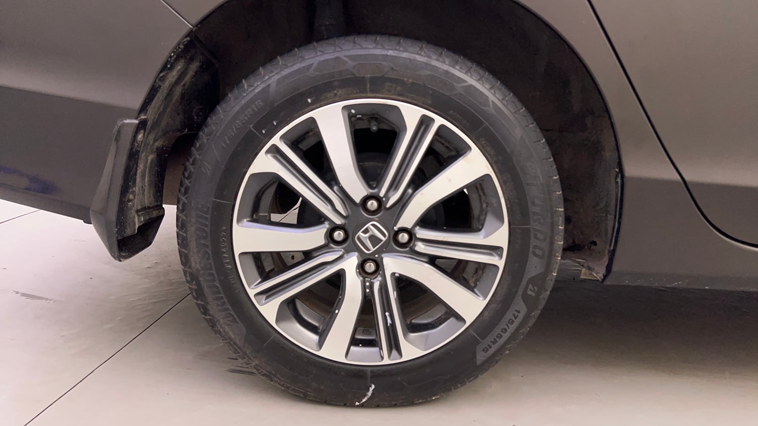 Used 2017 Honda City V Petrol Petrol Manual tyres RIGHT REAR TYRE RIM VIEW