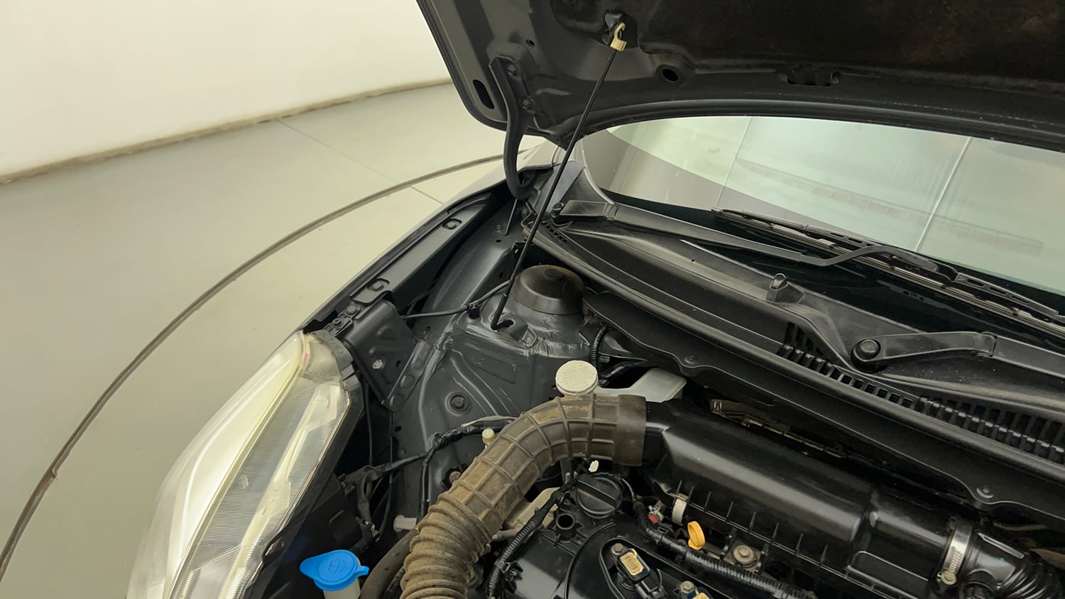Used 2017 Maruti Suzuki Baleno Delta 1.2 Petrol Manual engine ENGINE RIGHT SIDE HINGE & APRON VIEW