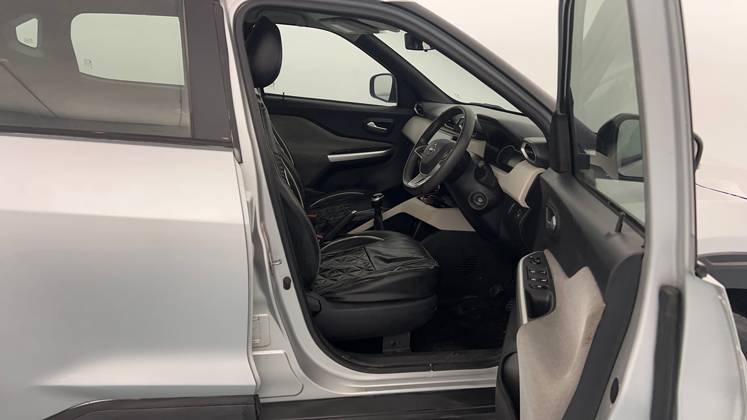 Used 2021 Nissan Magnite XL Petrol Manual interior RIGHT SIDE FRONT DOOR CABIN VIEW