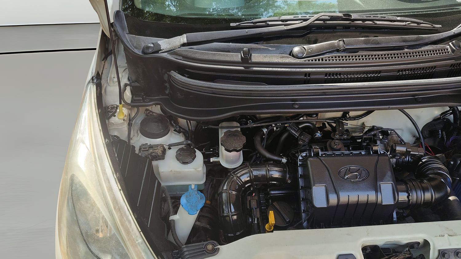 Used 2018 Hyundai Eon Magna + Petrol Manual engine ENGINE RIGHT SIDE HINGE & APRON VIEW