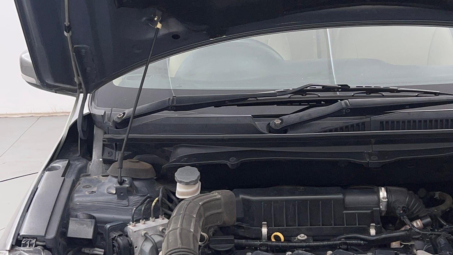 Used 2019 Maruti Suzuki Ciaz Delta Hybrid 1.5 AT Petrol Automatic engine ENGINE RIGHT SIDE HINGE & APRON VIEW
