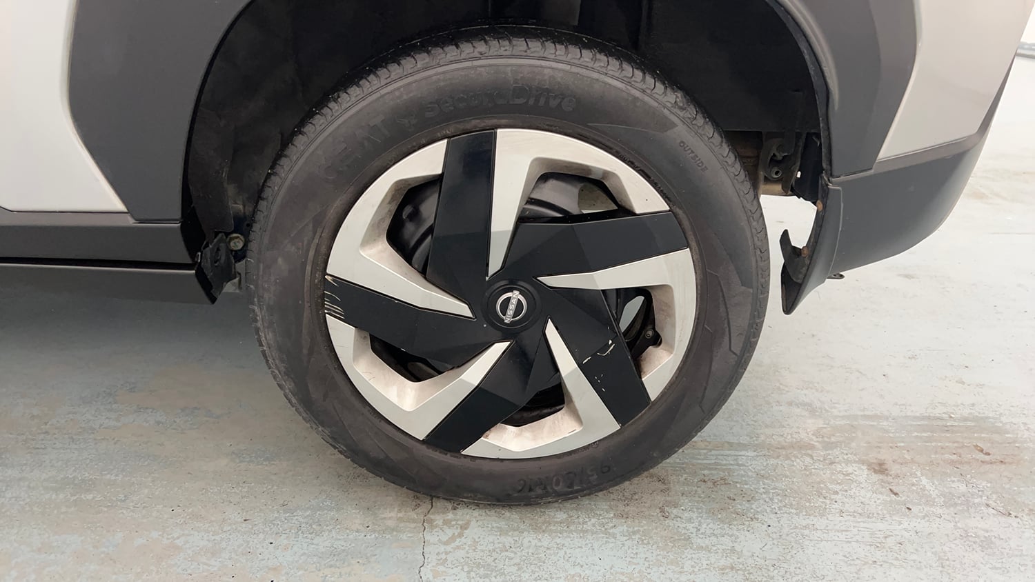 Used 2021 Nissan Magnite XL Petrol Manual tyres LEFT REAR TYRE RIM VIEW