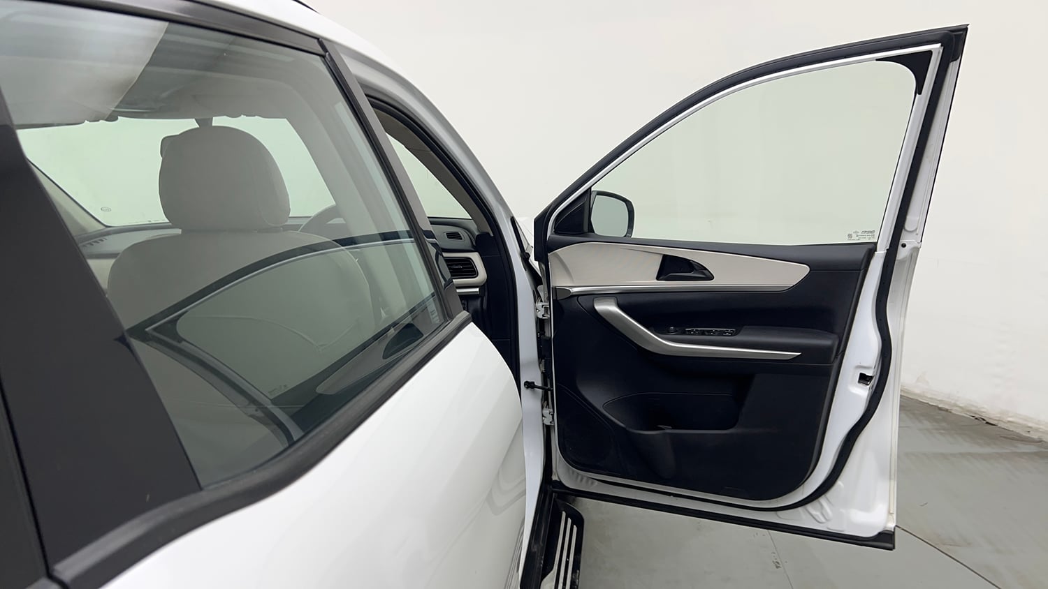 Used 2022 Mahindra XUV700 MX Petrol MT 5 STR Petrol Manual interior RIGHT FRONT DOOR OPEN VIEW