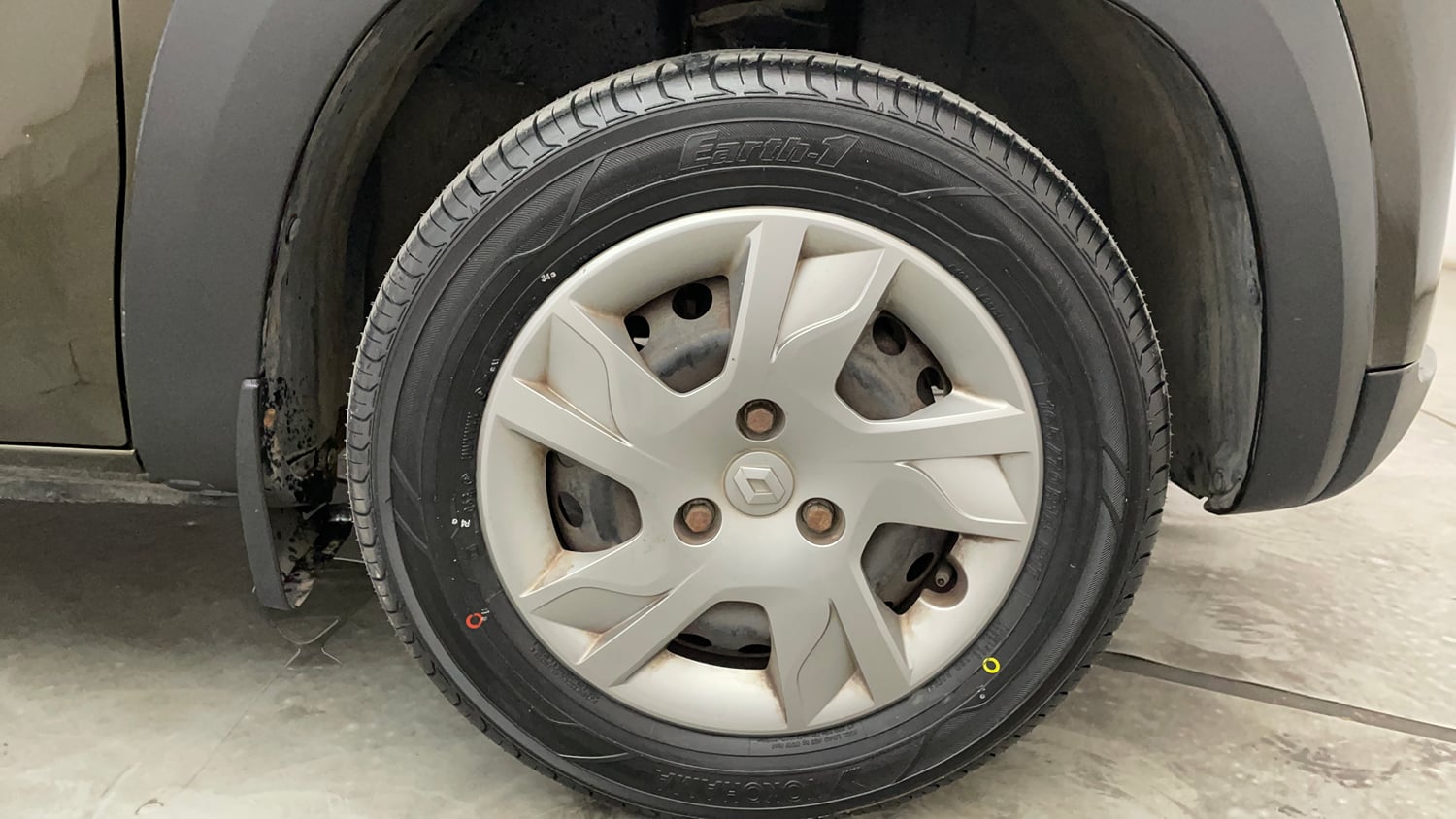 Used 2020 Renault Kwid 1.0 RXT AMT Opt Petrol Automatic tyres RIGHT FRONT TYRE RIM VIEW