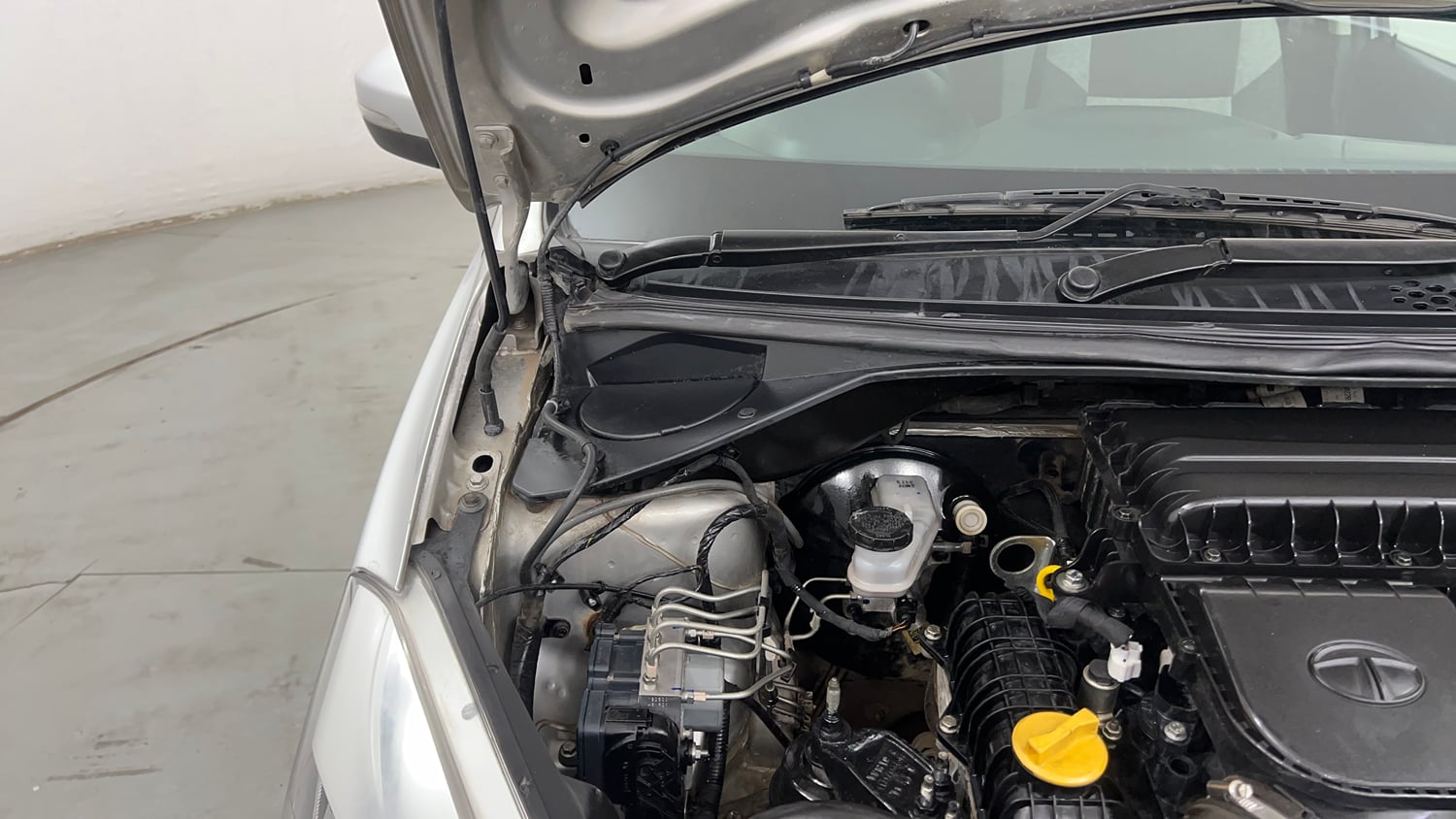 Used 2018 Tata Tiago Revotron XZA Petrol Automatic engine ENGINE RIGHT SIDE HINGE & APRON VIEW