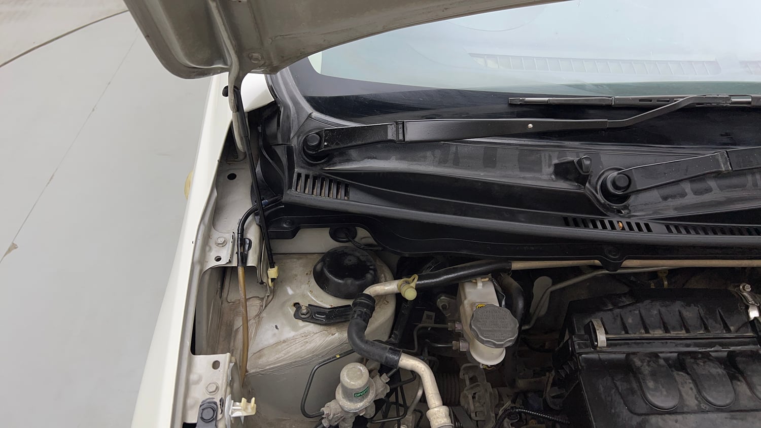 Used 2017 Maruti Suzuki Celerio VXi Petrol Manual engine ENGINE RIGHT SIDE HINGE & APRON VIEW