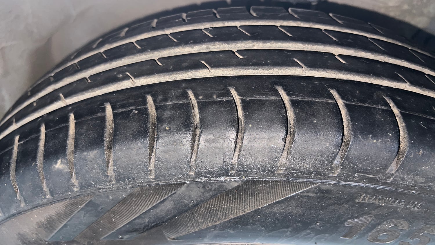 Used 2013 Maruti Suzuki Swift VXI CNG (Outside Fitted) Cng Manual tyres RIGHT FRONT TYRE TREAD VIEW