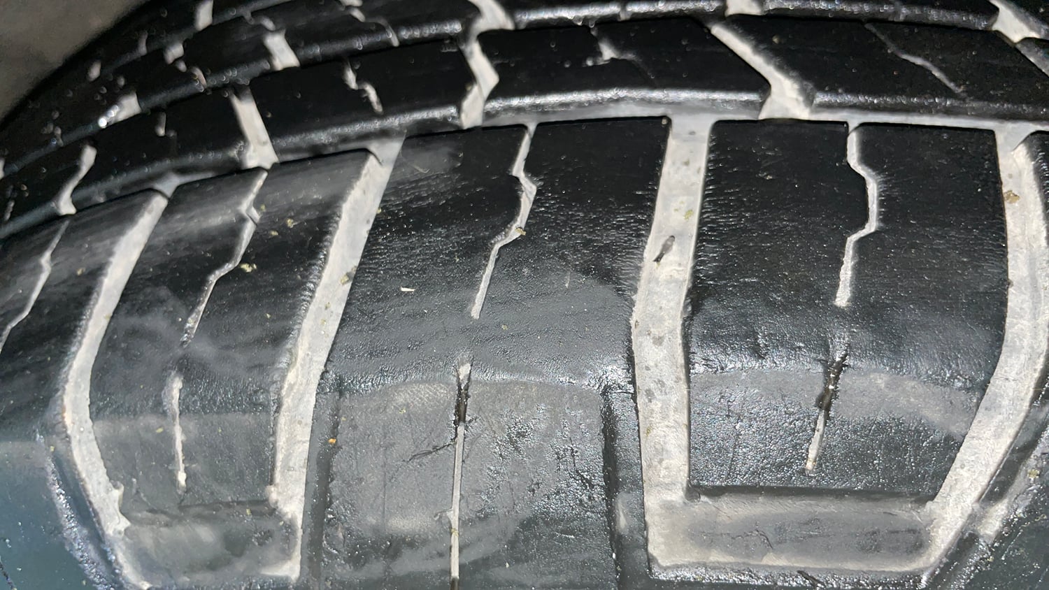 Used 2022 Mahindra XUV700 AX 5 Petrol AT 5 STR Petrol Automatic tyres LEFT FRONT TYRE TREAD VIEW