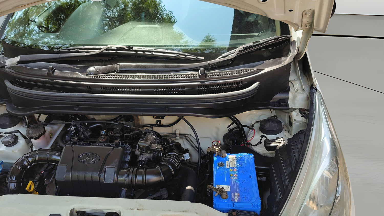 Used 2018 Hyundai Eon Magna + Petrol Manual engine ENGINE LEFT SIDE HINGE & APRON VIEW
