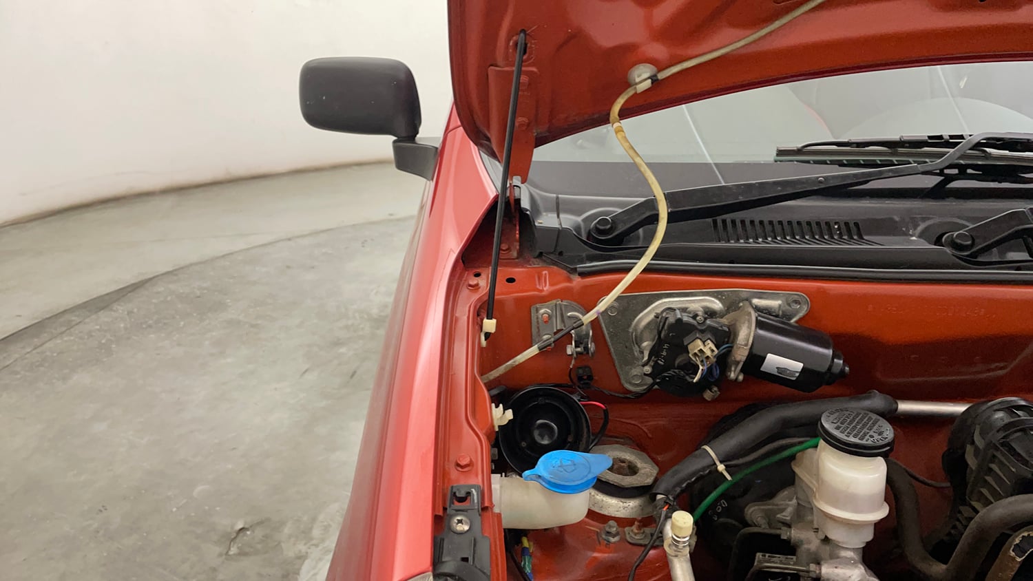 Used 2018 Maruti Suzuki Alto 800 LXi Petrol Manual engine ENGINE RIGHT SIDE HINGE & APRON VIEW