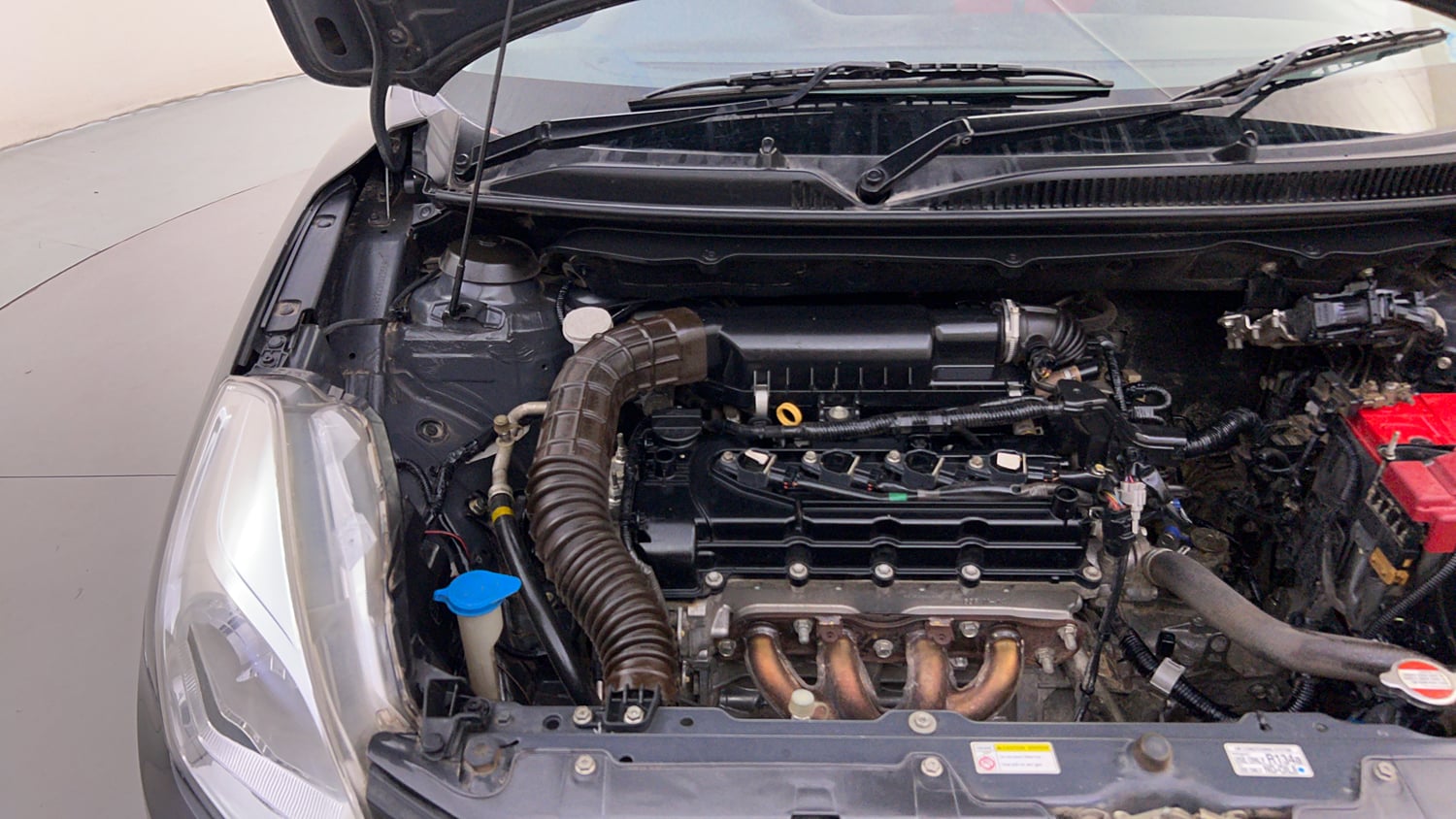 Used 2016 Maruti Suzuki Baleno Sigma 1.2 Petrol Manual engine ENGINE RIGHT SIDE HINGE & APRON VIEW