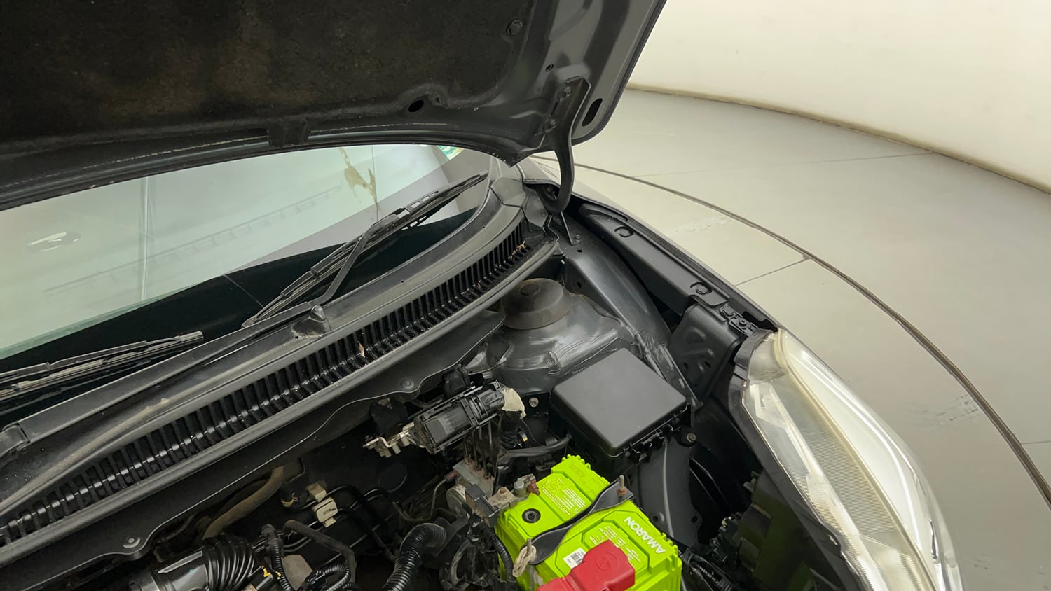 Used 2017 Maruti Suzuki Baleno Delta 1.2 Petrol Manual engine ENGINE LEFT SIDE HINGE & APRON VIEW