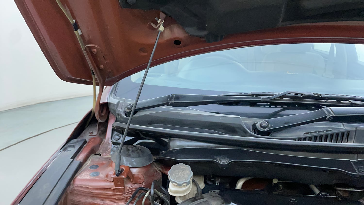 Used 2019 Maruti Suzuki Ciaz Zeta Hybrid 1.5 AT Petrol Automatic engine ENGINE RIGHT SIDE HINGE & APRON VIEW