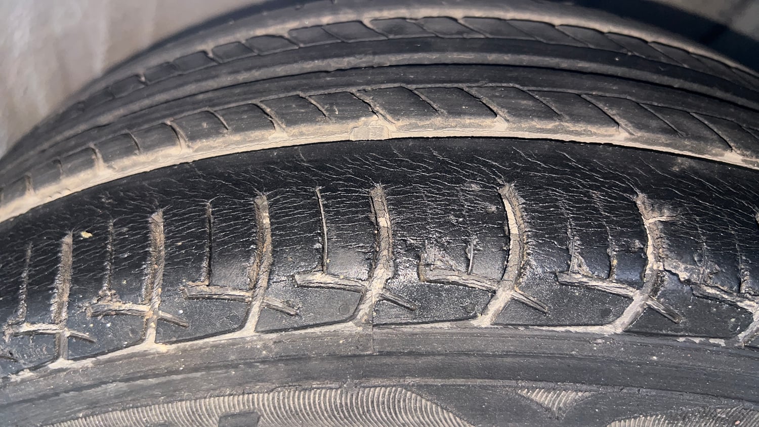Used 2018 Hyundai Elite i20 Asta 1.2 AT Petrol Automatic tyres RIGHT FRONT TYRE TREAD VIEW