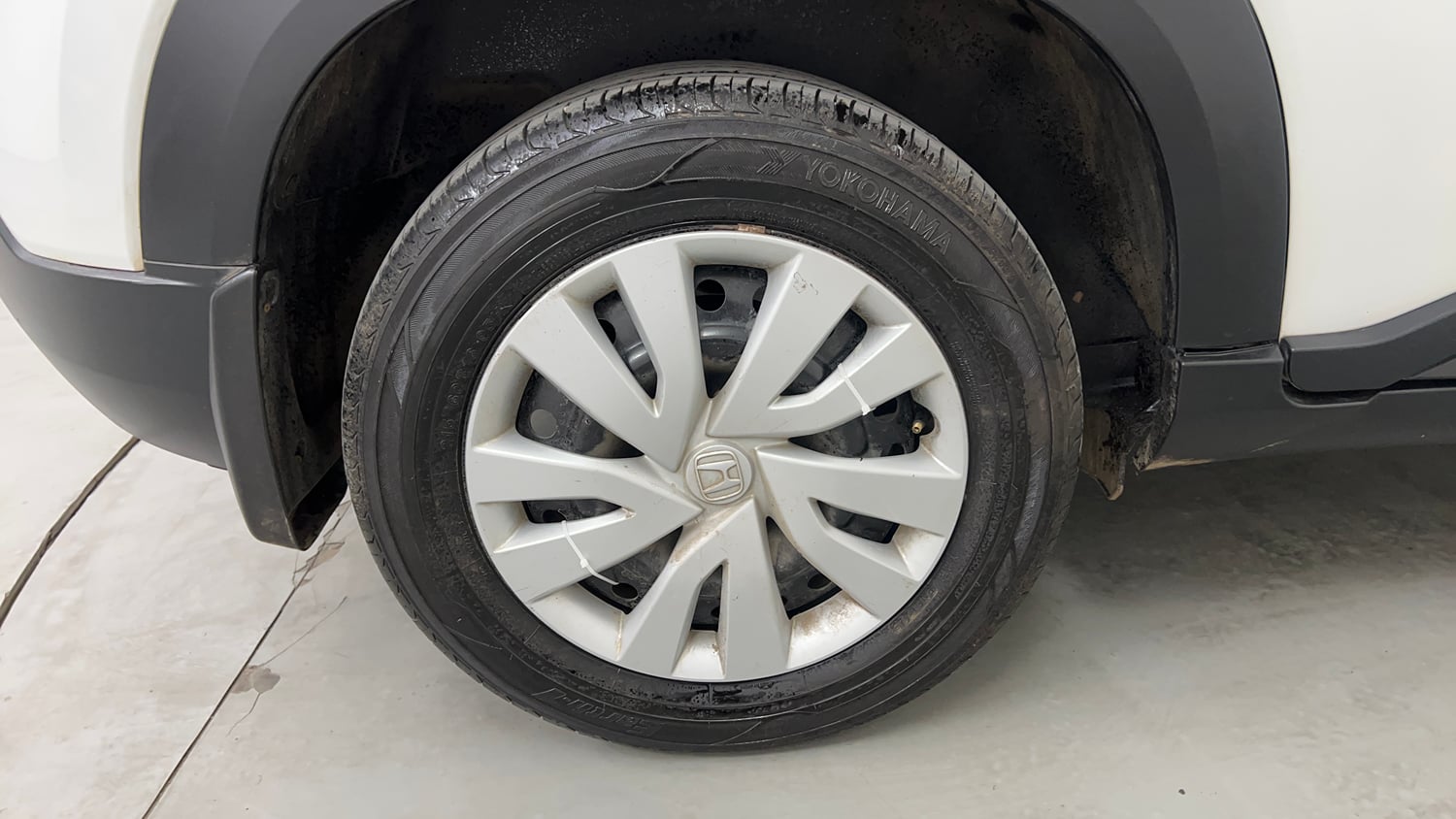 Used 2025 Honda Elevate V CVT Petrol Automatic tyres RIGHT REAR TYRE RIM VIEW