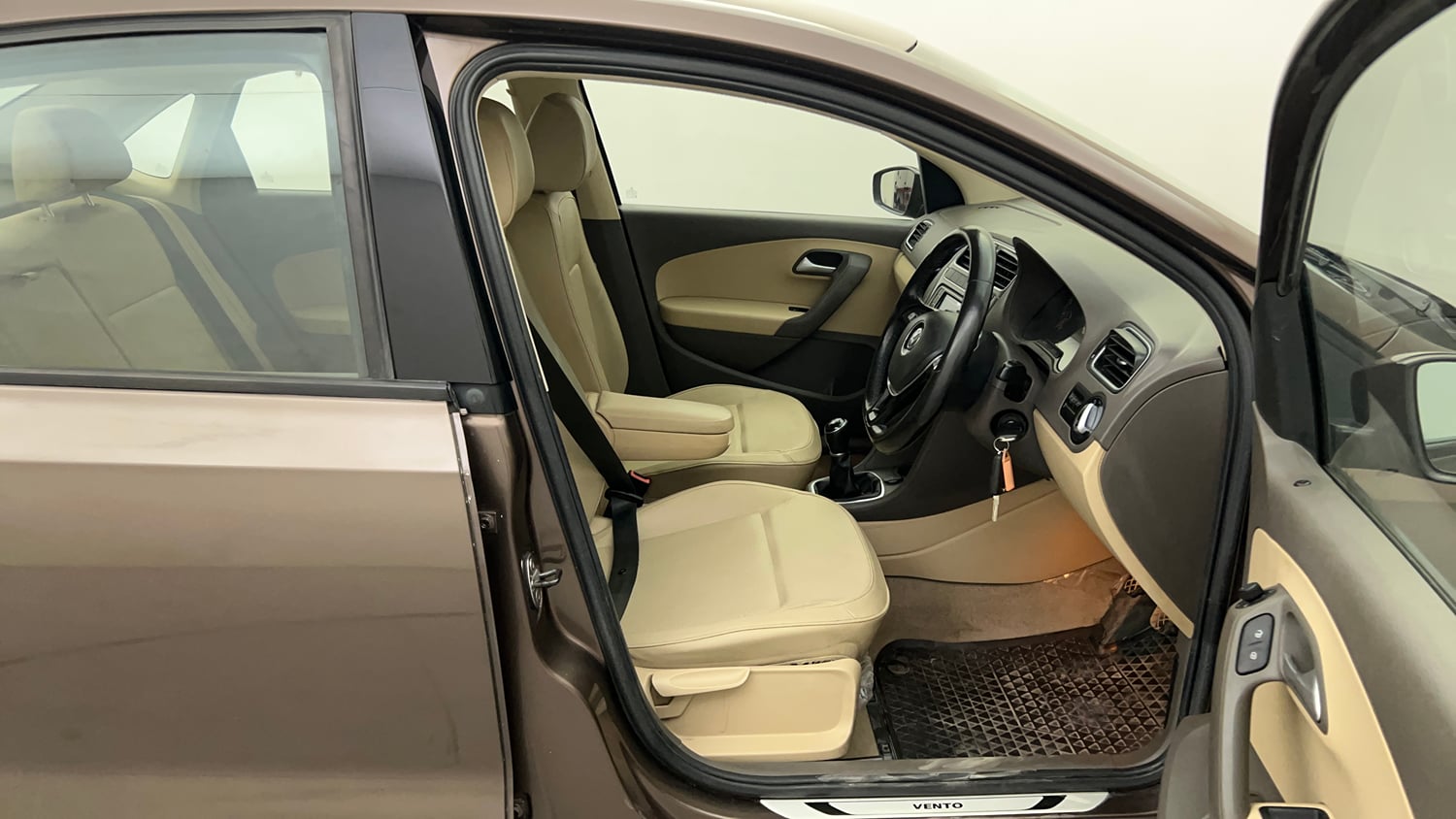 Used 2019 Volkswagen Vento Highline 1.6 (P) Petrol Manual interior RIGHT SIDE FRONT DOOR CABIN VIEW