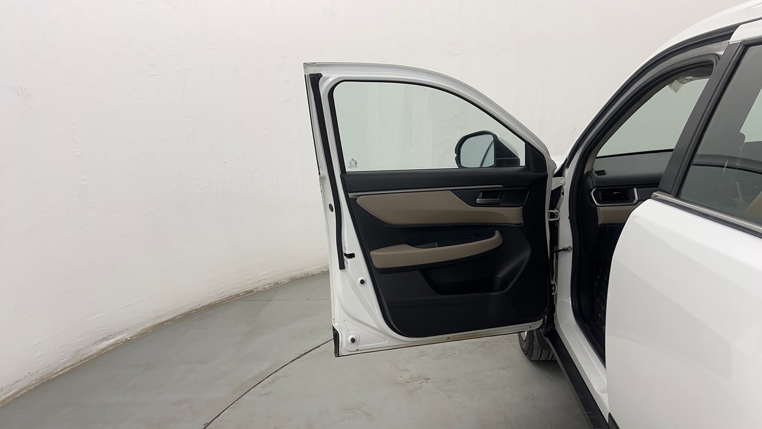 Used 2025 Honda Elevate V CVT Petrol Automatic interior LEFT FRONT DOOR OPEN VIEW