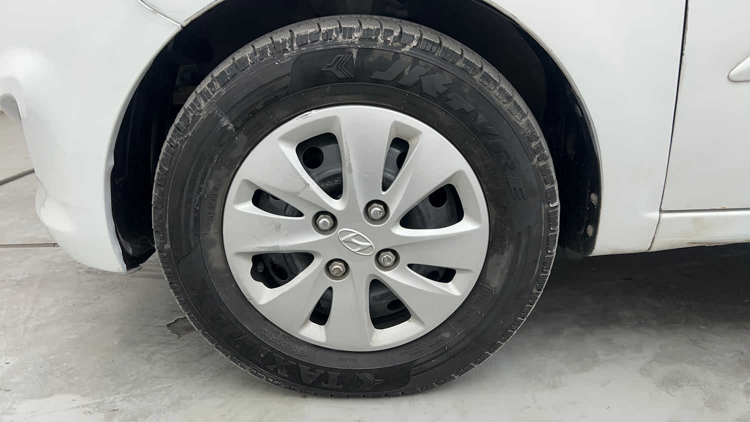 Used 2013 Hyundai i10 Sportz 1.2 Kappa2 Petrol Manual tyres LEFT FRONT TYRE RIM VIEW