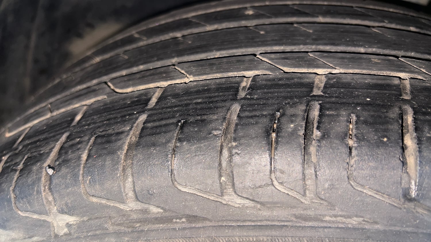 Used 2020 Kia Sonet GTX Plus 1.0 DCT Petrol Automatic tyres LEFT FRONT TYRE TREAD VIEW