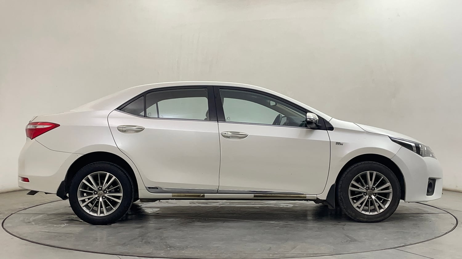 Used 2015 Toyota Corolla Altis VL AT Petrol Petrol Automatic exterior RIGHT SIDE VIEW