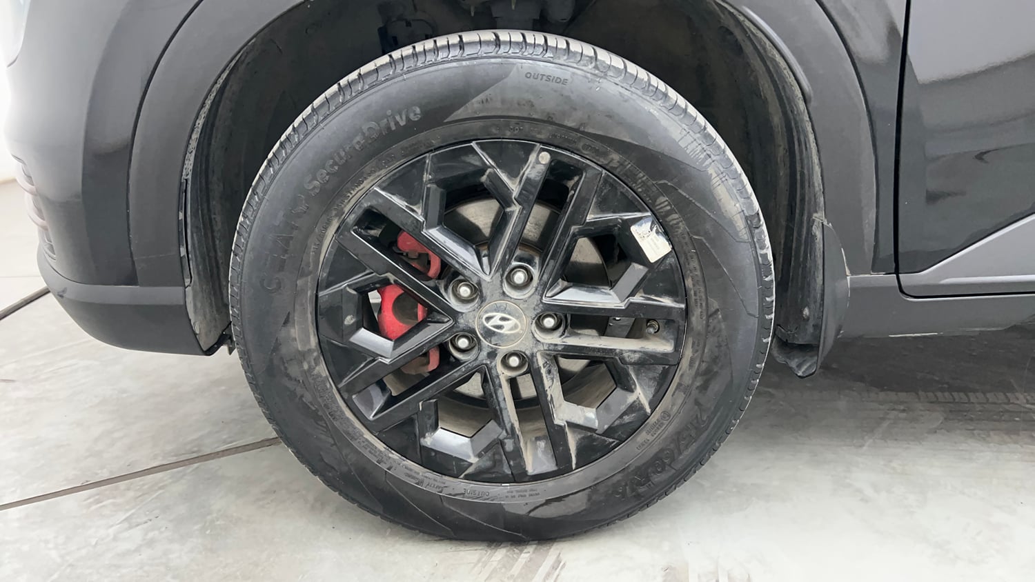 Used 2023 Hyundai Venue SX(O) 1.0 Turbo DCT Knight Edition Petrol Automatic tyres LEFT FRONT TYRE RIM VIEW