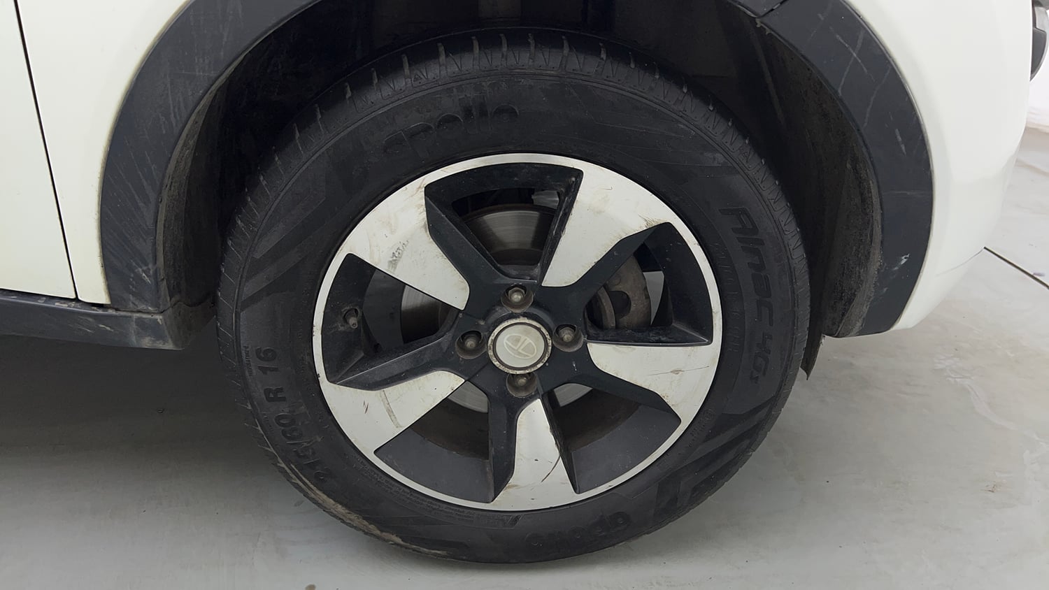 Used 2018 Tata Nexon XZA Plus Petrol Petrol Automatic tyres RIGHT FRONT TYRE RIM VIEW