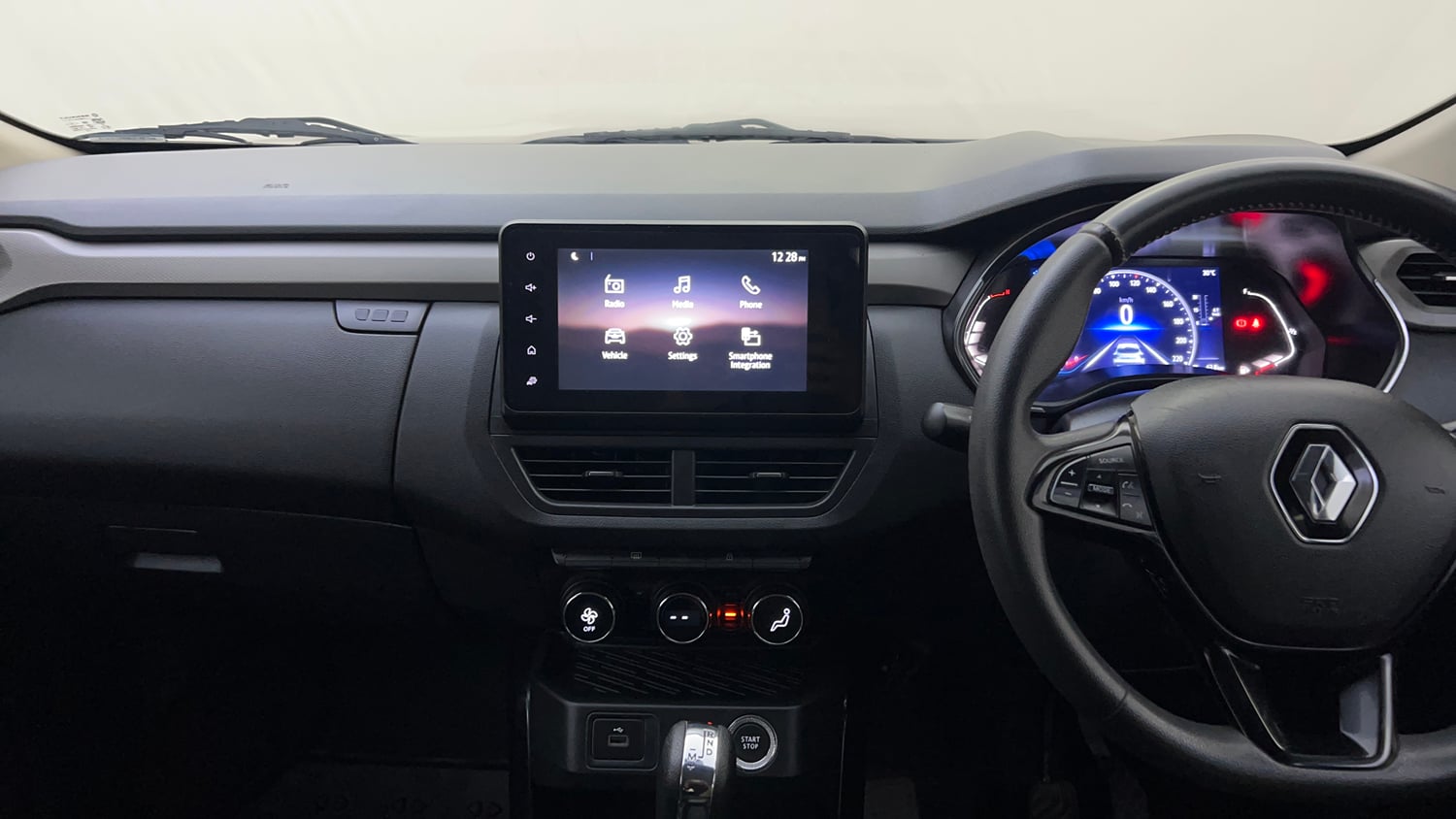 Used 2021 Renault Kiger RXZ AMT Dual Tone Petrol Automatic interior MUSIC SYSTEM & AC CONTROL VIEW