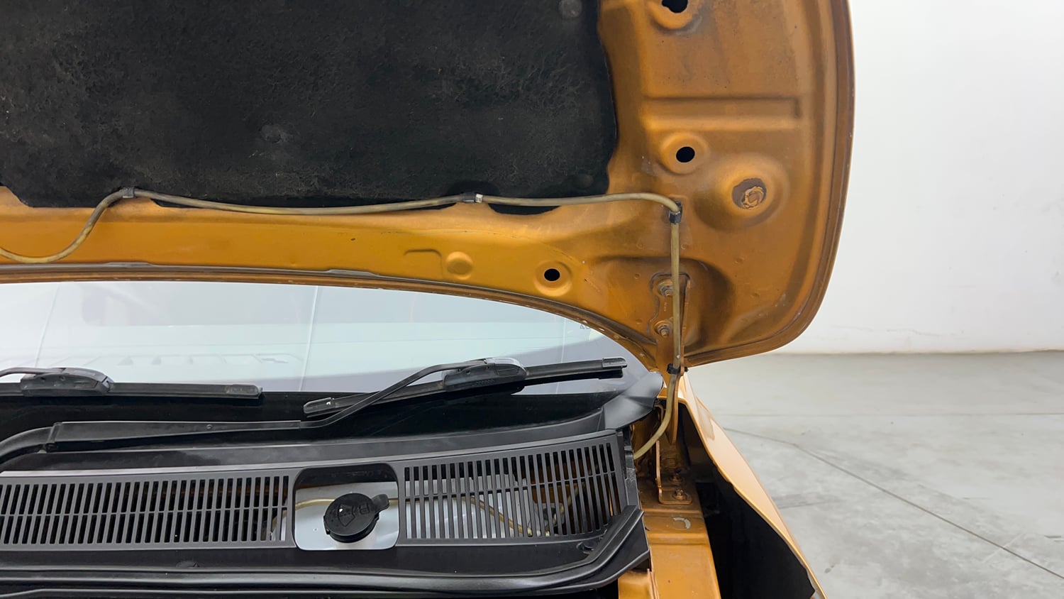 Used 2020 Renault Triber RXZ EASY-R AMT Petrol Automatic engine ENGINE LEFT SIDE HINGE & APRON VIEW