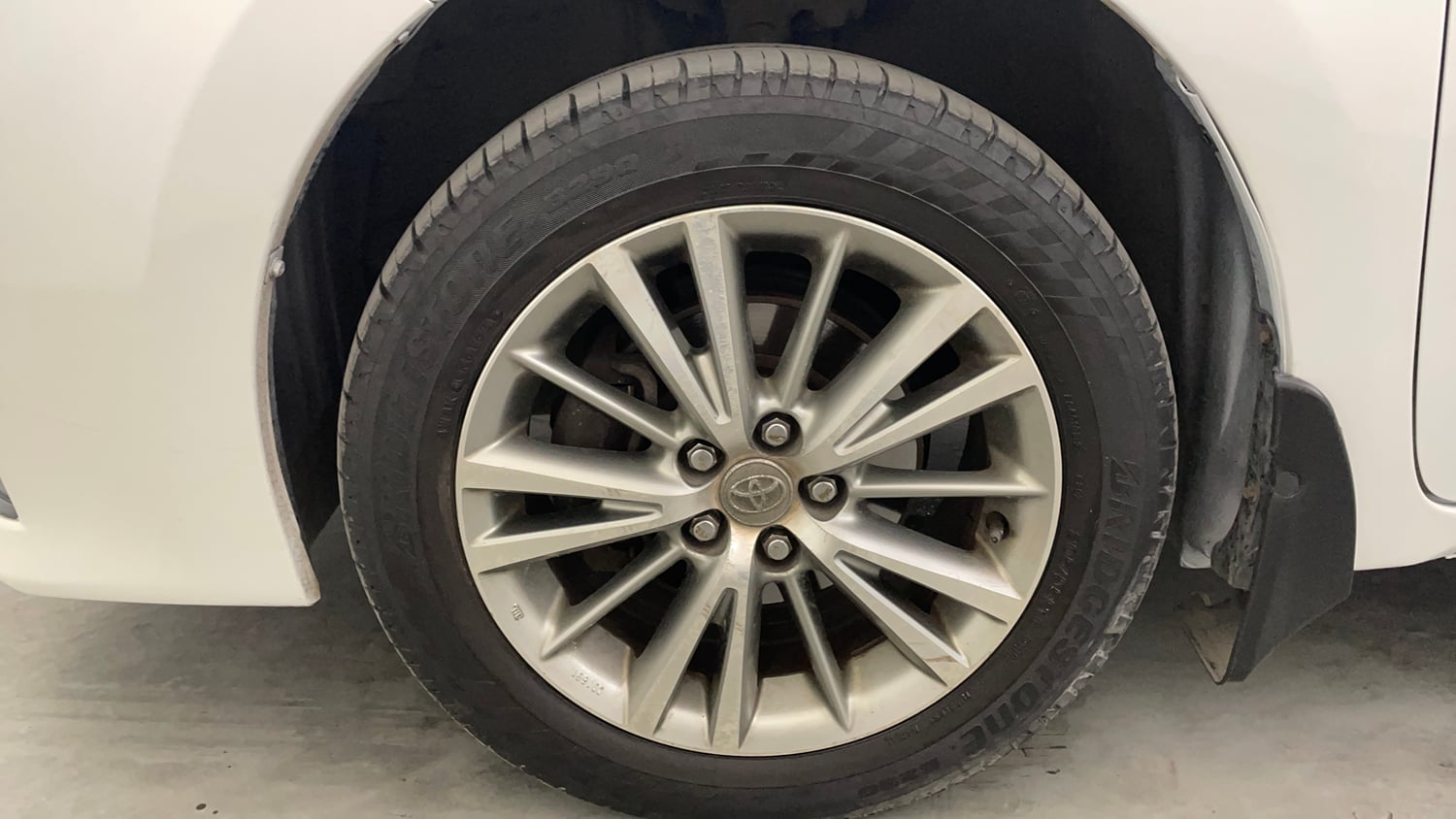Used 2015 Toyota Corolla Altis VL AT Petrol Petrol Automatic tyres LEFT FRONT TYRE RIM VIEW