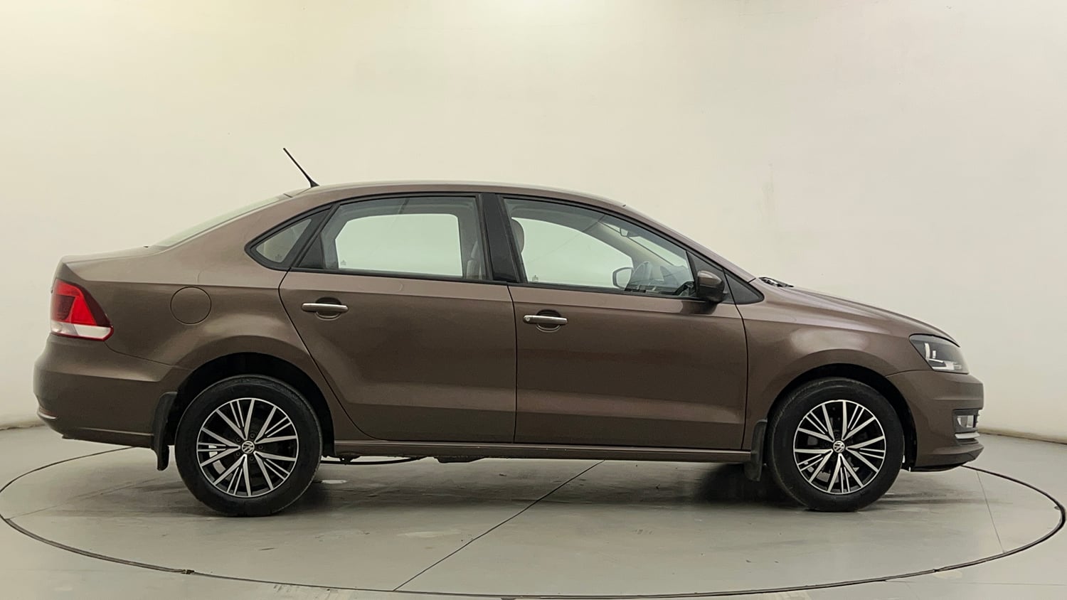 Used 2019 Volkswagen Vento Highline 1.6 (P) Petrol Manual exterior RIGHT SIDE VIEW