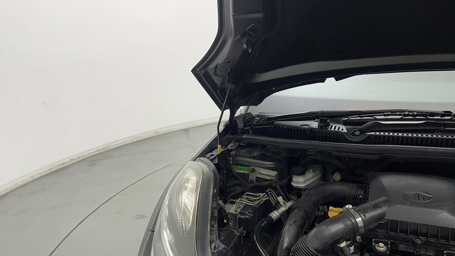Used 2019 Tata Nexon XZA Plus Petrol Petrol Automatic engine ENGINE RIGHT SIDE HINGE & APRON VIEW