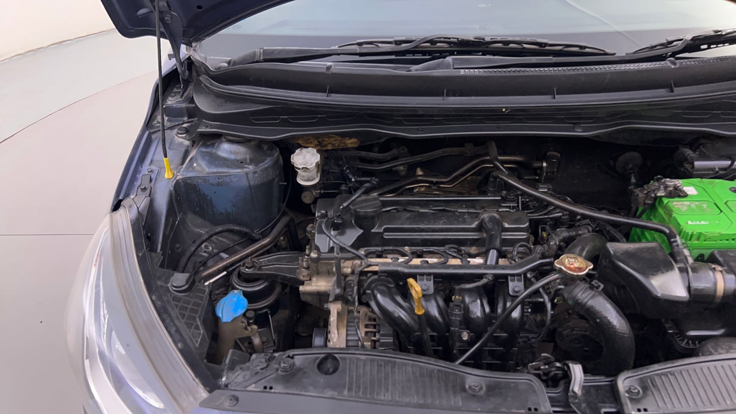 Used 2012 Hyundai i20 Sportz 1.2 Petrol Manual engine ENGINE RIGHT SIDE HINGE & APRON VIEW