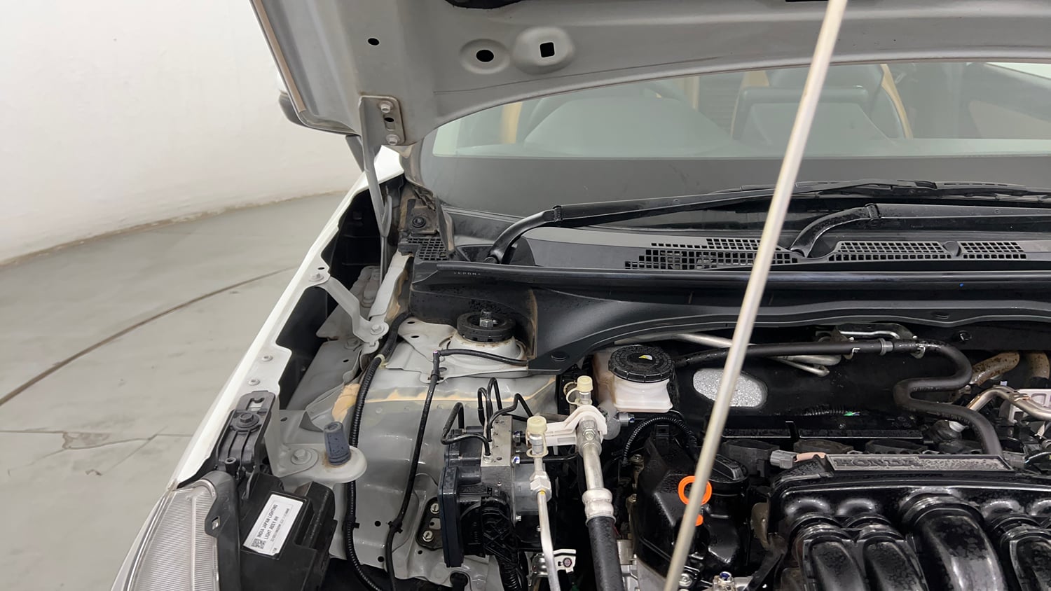 Used 2025 Honda Elevate V CVT Petrol Automatic engine ENGINE RIGHT SIDE HINGE & APRON VIEW
