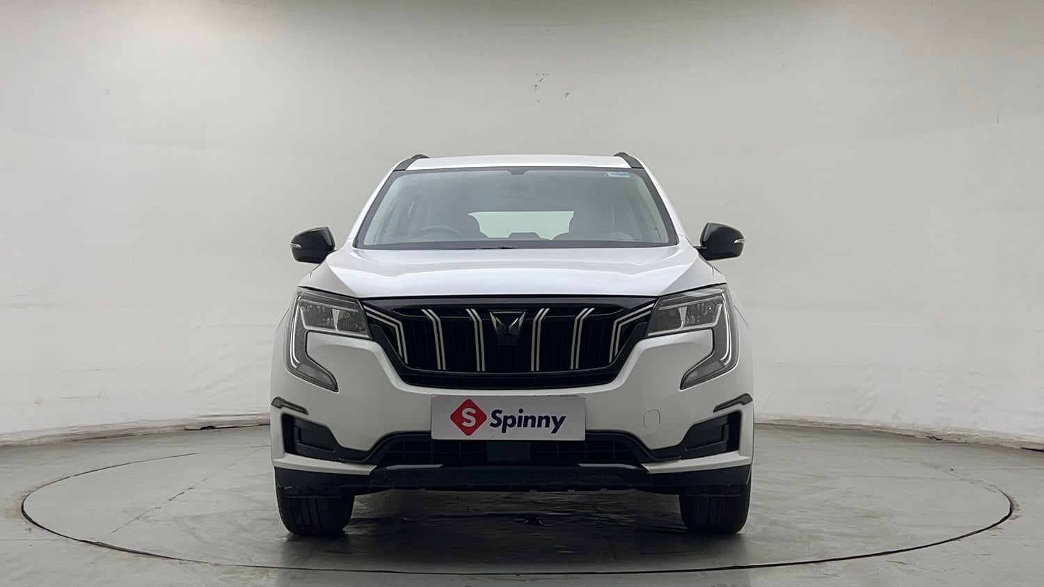 Used 2022 Mahindra XUV700 MX Petrol MT 5 STR Petrol Manual exterior FRONT VIEW