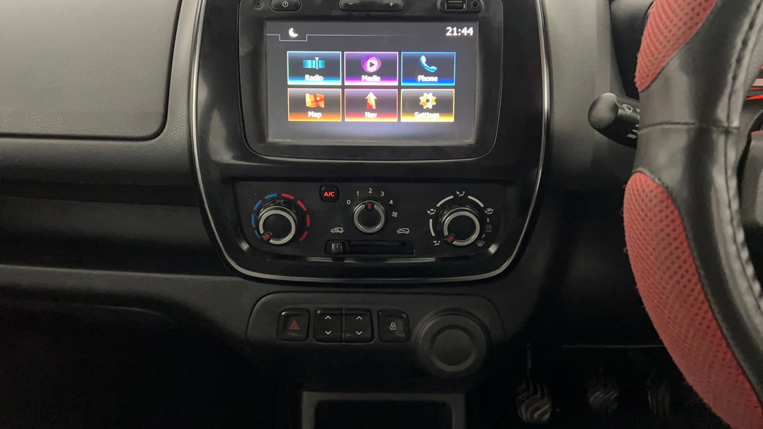 Used 2018 Renault Kwid 1.0 RXT Opt Petrol Manual interior MUSIC SYSTEM & AC CONTROL VIEW