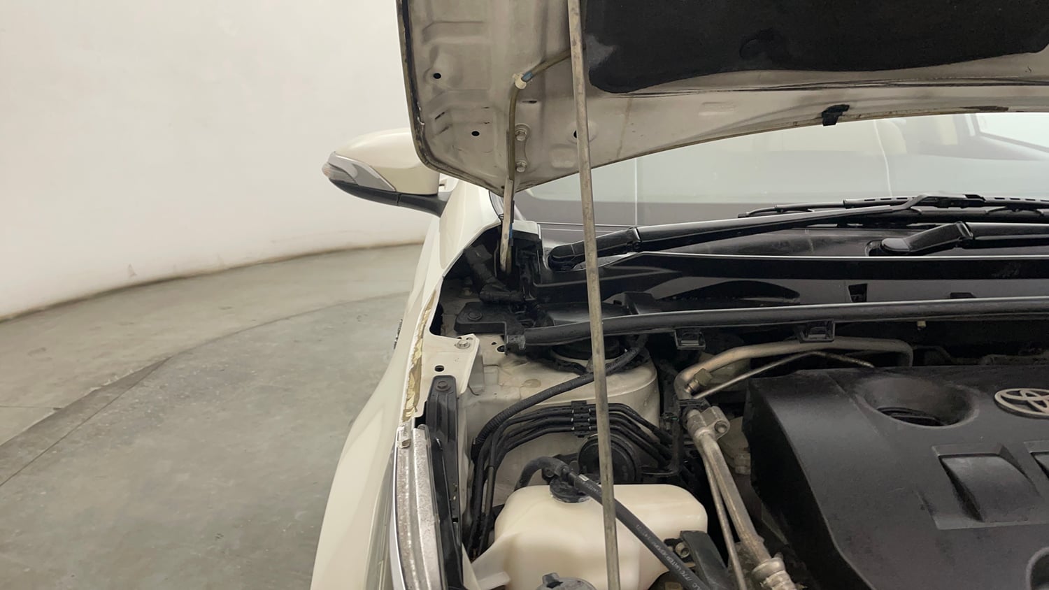 Used 2015 Toyota Corolla Altis VL AT Petrol Petrol Automatic engine ENGINE RIGHT SIDE HINGE & APRON VIEW