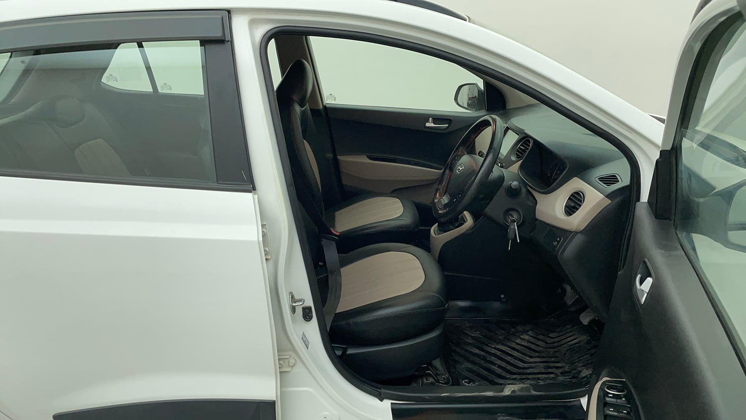 Used 2018 Hyundai Grand i10 Sportz (O) 1.2 Kappa VTVT Petrol Manual interior RIGHT SIDE FRONT DOOR CABIN VIEW