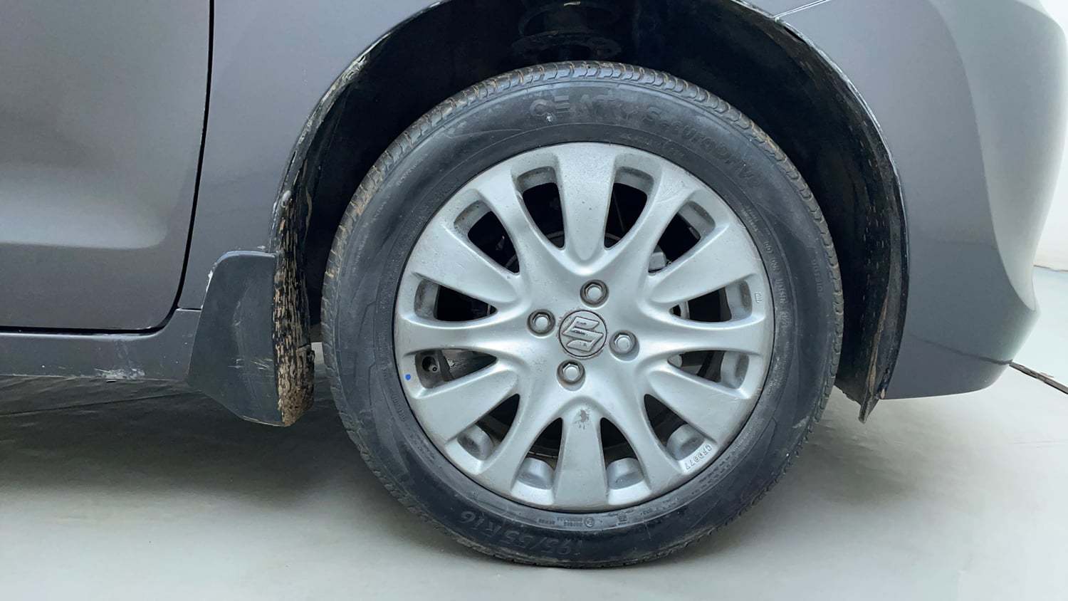 Used 2016 Maruti Suzuki Baleno Zeta 1.2 Petrol Manual tyres RIGHT FRONT TYRE RIM VIEW